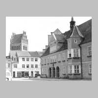 001-0113 Rathaus und Kirche.jpg